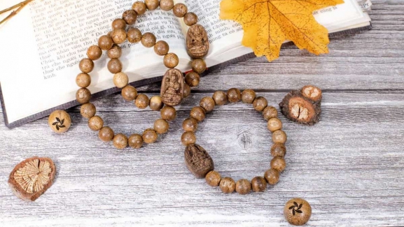 Cách đeo vòng trầm hương và những lưu ý khi sử dụng